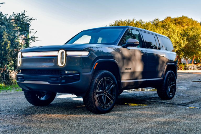 Rivian R1S 四电机 2026：一款售价124,490美元的SUV，令人印象深刻