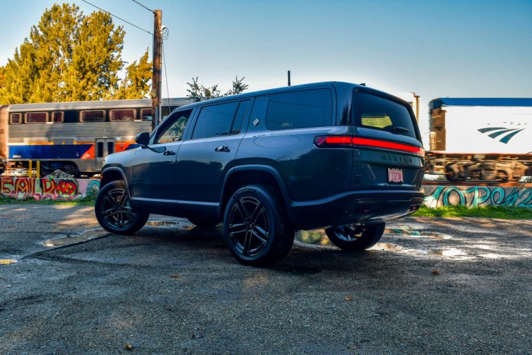 Rivian R1S 四电机：旧金山湾的电动奥德赛