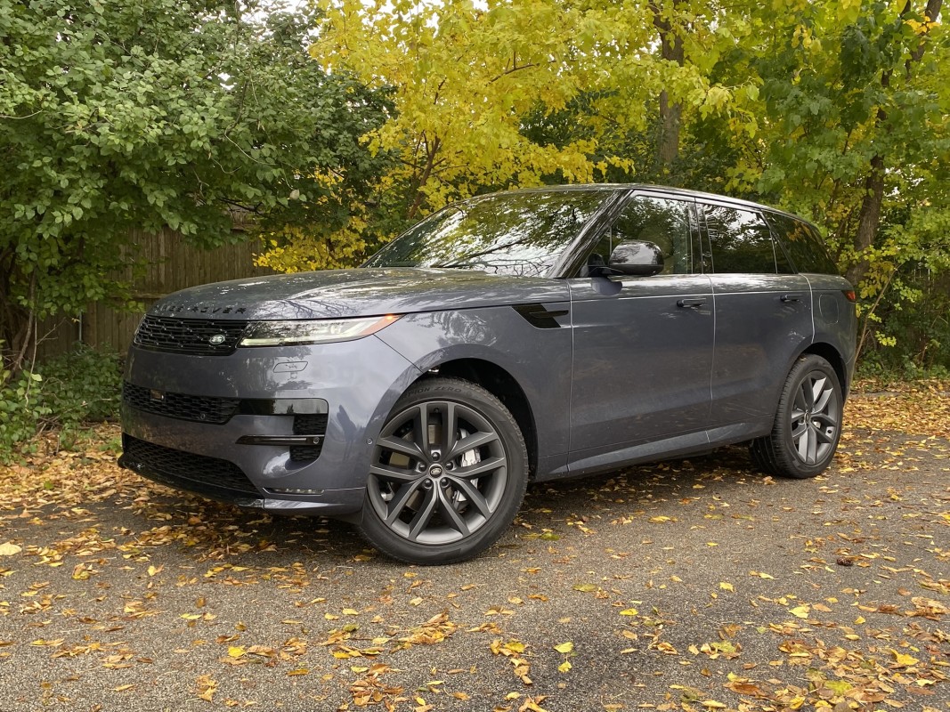 2025年路虎运动版PHEV：咆哮的电动汽车
