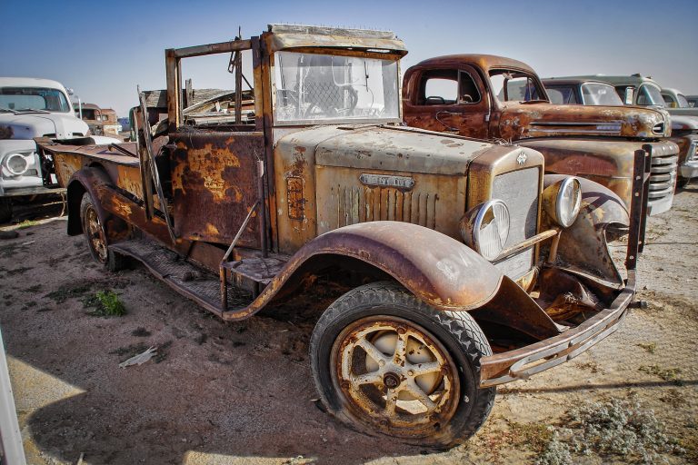 探索Desert Valley Auto Parts的复古卡车