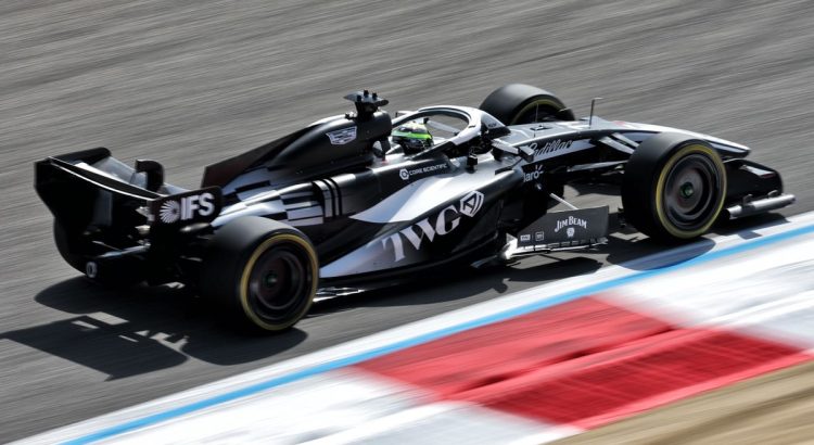 凯迪拉克在一级方程式中揭示其不对称设计：大胆的选择