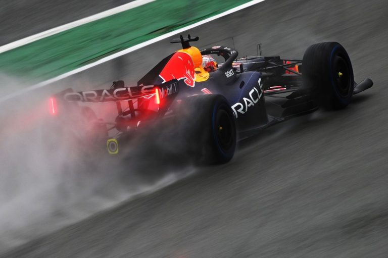 F1新规：雨天“超车模式”动力受限，安全与操控成新焦点