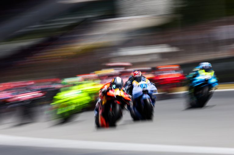 MotoGP乱局：新星Acosta怒斥赛事安全隐患，直指“表演”重于车手安危