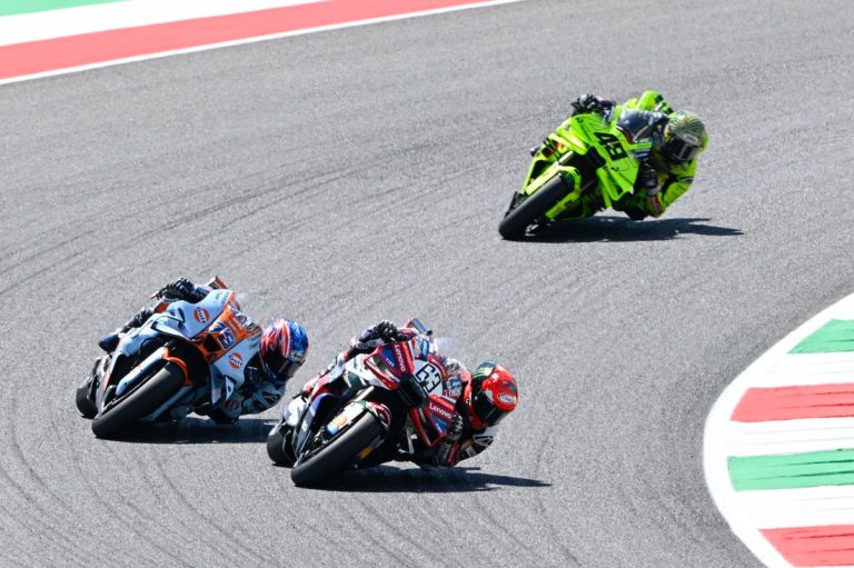 MotoGP意大利站：巴尼亚亚惊险守住领奖台，轮胎衰减成最大考验