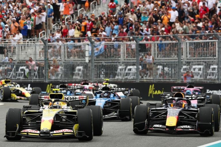 F1迈阿密站：红牛车手承认放行维斯塔潘是“失误”