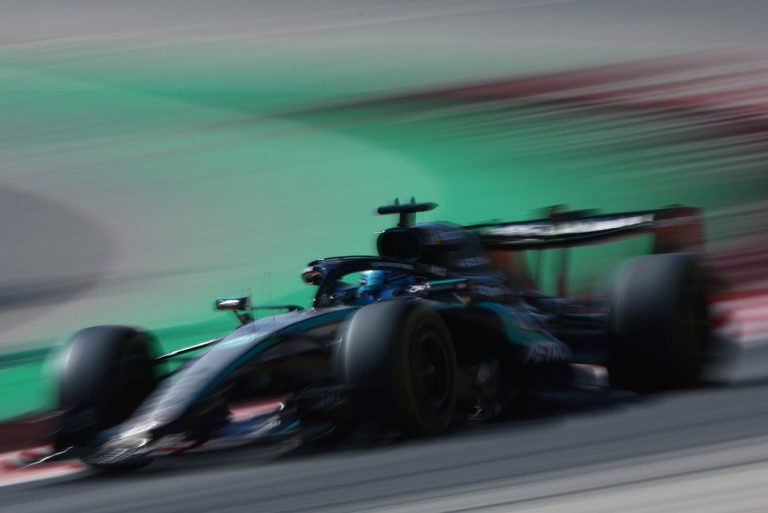 F1西班牙站练习赛：拉塞尔领跑，安东内利受阻